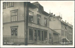 Notodden. Butikken til A. Aug. Aarnæs. Brukt i 1914. K-1