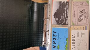 AMATÖRRADIO, samling 590 QSL-kort från diverse länder i exklusivt album, en del från exotiska områden