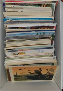Kunstnerkort Eske m/ca 400 kort. Det meste norsk og signert, ca 70% i småf. Observert Aukrust, Damsleth, Coucheron, Elind, Gun, Bratlie, Heegaard, Jenny Nystrøm, Wimo, Davidsen og mange fler. Overveiende bra kvalitet. Symbolsk utrop. Inspiser!