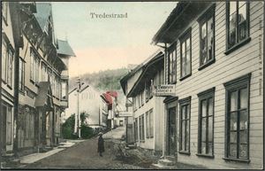 Tvedestrand med nærområdet. 260 postkort i album, hvor 155 er i småformat.