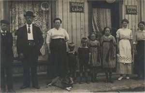 Drammen (?)  fotokort "Middag & Lunch" med voksne og barn fremfor.  Oppgitt å være fra Drammen