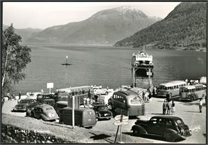 Hardanger. Ca 320 postkort, hvorav 180 i småformat. Av storformatkortene er 116 i svart/hvit.