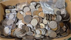 ENGLAND. Stort parti blandade mynt i koppar, nickel och brons, huvudsakligen från 1700- och 1900-talet. Total vikt ca 8,7 kg. Bör hämtas på plats.