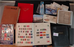 Dødsbokasse med noen junioralbum, posekartotek som ikke er sjekket, årssett Færøyene 1981-2000 + noe annet. Vekt 8,7 kilo