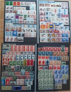 Lot **, Lot ** fra 1950-1980 årene i enkeltmerker, striper og blokker på plansjer. HK-verdi 8600