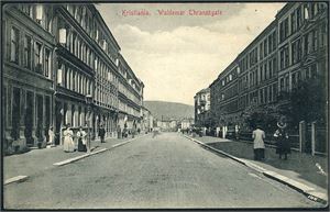 Kristiania/Oslo. 90 postkort i album, nær alle fra byen, Drøyt 80 er i småformat.