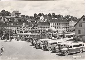 Arendal (Mittet S439)  s/h storf.  Topp motiv med 6 busser i sentrum.   Stemplet Fevik 18-7-52