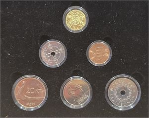 Noen mynter i eske. Bl.a. Tusenårssettet med 50 øre til 20 kr fra Samlerhuset inkludert en kopi av olav Tryggvasson i 5gr gull (0.917), ca 40 sølvmynter/medaljer og 2 Årsett 1969 (begge i mykplast), 3 sedler fra ca 1942. Med andre ord en meget blandet lot.
