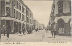 Parti af nedre Storgade, Drammen (E.Jacobsen, 811)  Fint kort med Drammens Glasmagasin, st-05, sendt til Amerika
