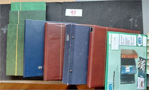 SVERIGE Samling i 3 Safe album med ark til 2004 (1960-69 i et Davo album). Noen tilleggsark i pose. Medfølger 3 dublettbøker. Samlingen er velfylt, det meste stemplet. Vekt 13 kilo