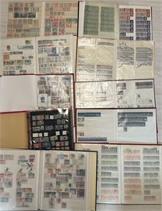 Flyttekasse med album Norge og andre land. Virker ryddig med meget stort antall merker i innstikksbøker og visiralbum. Vekt 11,6 kilo