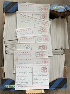 Stor (banan)eske fullstappet med mange hundre brevkort sendt til Familiebladet Hjemmet i 1999. Miks av maskinstempler og håndstempler.   Dette er tunge saker !