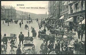 Bergen. Drøyt 210 i småformat i album og noe løst.