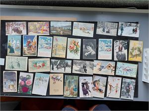 POSTKORT Mest julekort.i tykk bunke. Observert flere signerte. Stempler ikke sjekket, vekt 0,6 kilo