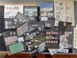 Restekasse med masse merker på plansjer og i poser, brev og FDC. Mange områder i hele verden. Vekt 2,6 kilo