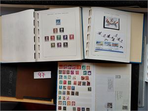 TYSKLAND 2 Schaubek album med Berlin til 1976 og BRD til 1996. Et og annet bedre merke. 16 siders dublettbok følger med.