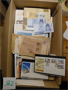 Mest brev, kort, FDC + Norge og utlandet. Gammelt og nytt, mulig å finne noe interessant her. Vekt 6,1 kilo