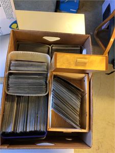 Banankasse med Norske og utenlandske kort.  Mye i plastlommer.  Fra BO  Vekt 15 kg!