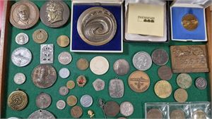 Parti diverse minnesmedaljer i brons, poletter, pins, tokens,nålar mm.