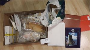Mengder av merker i poser og få innstikksbøker. Dette ser ut til å ha stått i en god del år. Her kan være hva som helst, vekt 11,6 kilo