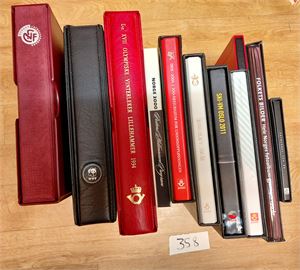 DIVERSE SOUVENIRSAMLINGER Flest utgitt av Posten. Må ha kostet flere tusen kroner, vekt 12,5 kilo