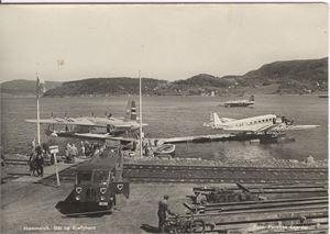 Hommelvik Båt og Sjøflyhavn (NT)  Furunes Stjørdal.   UB S/H storf.   Fantastisk motiv med 3 fly i havna og tankbil, folk mm.
