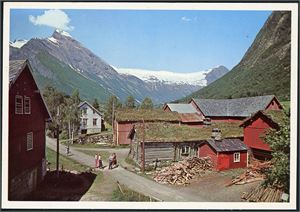 Drøyt 600 norske postkort i storformat. Hovedsakelig stedskort i farger.