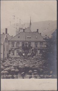 Bergen , 13. august 1905   (Folkeavstemmingen, med ett hav av paraplyer og festpyntet hus. (J.Karlsen) stemplet 23-XII-05.   Flott begivenhetskort!