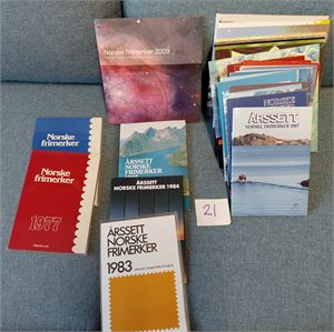 POSTENS ÅRSSETT 1977-78, 1983-85 og 1987-2009. Kostet 6367 kroner som nye. Vekt 2,6 kilo