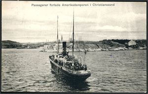 Nær 120 postkort, hvorav 105 i småformat, de fleste med motiver fra området Kristiansand til Mandal.