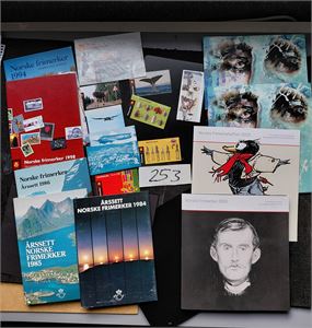 Eske med noen årssett inkl begge fra 2013, noen løse hefter og Postens FDC, flest 90-tallet inkl noen maxikort og julehilsner. Vekt 1,4 kilo