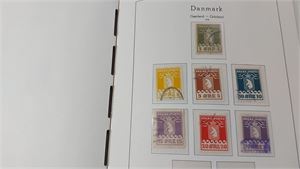 GRÖNLAND stpl. samling i Leuchtturmalbum med blad till 1998. Sju stycken Pakkeporto, glest besatt för övrigt