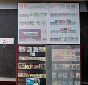 NED. ANTILLER ++ 2 innstikksbøker med merker vesentlig 50-tallet og nyere. I tillegg noe andre land som El Salvador og Panama