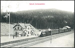 Jernbane. Samling med ca 160 postkort i småformat, hvor 155 er i småformat, alle med jernbane relaterte motiver. Varierende kvalitet.