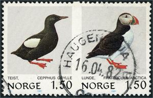 877/878. Norske fugler II. Kr 1,50 Lundefugl og Teist, variant "Teist og Lundefugl" i horisontalt par som er utagget mellom merkene og som har tagging i alle sider, stemplet "Haugenstua 16.4.82". Dette unike objektet ble vist frem av eieren til oss på Frimerkets dag i Oslo allerede i 1990, og har vært i samme eie hele tiden, siden 1982.