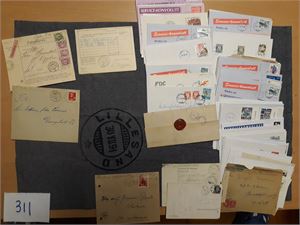 LILLESAND kommune 82 forskjellige stempler på brev, kort og postale blanketter. Gammelt og nyere inkl "EIKELAND", "KJØBMANNVIKA" og "ÅKERØYA". Medfølger liten bordduk med påtrykt poststempel "LILLESAND"