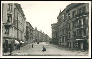 Ca 150 norske postkort i småformat. Både stedskort og Jule-/Kusntnerkort. Noen er fra 1950-tallet.