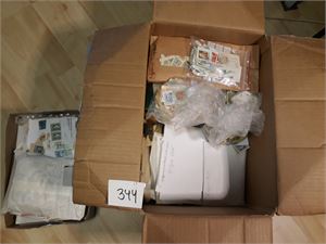 Stappfull kasse med merker i poser hele verden. Ikke sjekket, her kan være hva som helst. Vekt 7,2 kilo