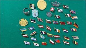 Samling av pins med flaggor från olika länder