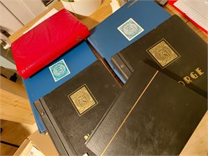 4 norgesalbum med veldig varierende fyllingsgrad uten de store gledene, Postens OL-samling og diverse i 16 siders bok. Vekt 9,9 kilo