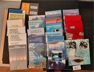 Fra dødsbo årssettene 1978-2000, en del løse hefter og miniark + diverse merker i 16 siders bok. Alt antagelig postfriskt. Vekt 2,5 kilo