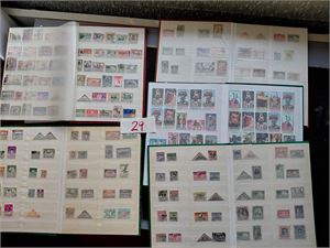 LIBERIA Masse merker i 5 16 siders bøker. Ikke observert noe veldig sjeldent, men her er iallfall en god start på et nytt land. Merkene satt inn helt tilfeldig