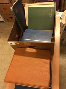 Banankasse med 14,5 kg album og instikksbøker hele Verden.