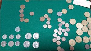 Parti mest enklare mynt från diverse länder i sex brickor, bland annat Norge, Finland, Frankrike, Danmark, Marocko