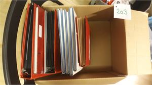 DANMARK, ISLAND, ÅLAND Kasse inkl 2 permer FDC fra DK og 4 årbøker + innstikksbok med en del xx fra Åland. Vekt 7,2 kilo