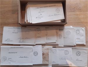 Brevlot, Ca 125 skoleberetninger, hvorav 30 er komplette, øvrige forsider, fra 1896-1907. Mest bra brukskvalitet. Hele landet, noen dubletter.