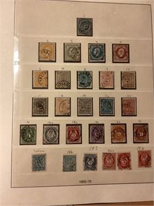 Samling Norge i to Linderalbum.  1855-1992.   Samlingen er tilnærmet komplett i hovednummer.  Mangler NK272 av de kostbare samt 2-3 rimlige merker.  Samlingen starter med 27 skillingsmerker.  Samlingen er gjennomgått og sjekkt for vannmerker etc. Samlingen er fra dødsbo, og har en katalogverdi på over 70.000.
