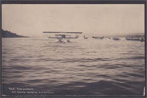 Kaptein Sem Jacobsen ved Hærens Aeroplan med Flottörer"    Einar Sem-Jacobsen var en av Norges fly-pionerer og etablerte Hærens Flyfabrikk på Kjeller i 1916 og han lærte Amundsen å fly.     Kortet er stemplet 1913