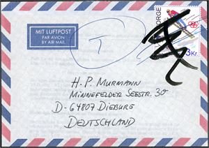 Konvolutt påsatt en helforfalskning: "3 kr Skihopper fra OL 1994", og forsøkt sendt til Tyskland. Merket er underkjent og konvolutten er påført en "T". På baksiden et motivstempel fra Lillehammer 25.2.1994.