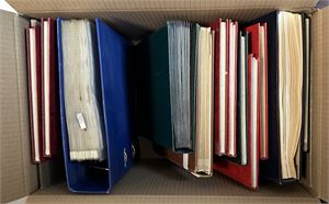 Kasse fra dødsbo. Masse dubletter i bøker + et Davo norgesalbum med mange merker. Vekt 11,7 kilo